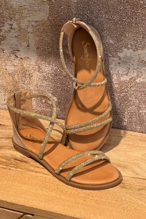 Envie de paillettes dans vos looks d'été ? Craquez pour la sandale à strass gold de la Marque Semerdjian modèle 4199. Fabriquée en Italie et elle existe aussi en noir avec strass argent. A découvrir sur le site et en boutique sur Arcachon