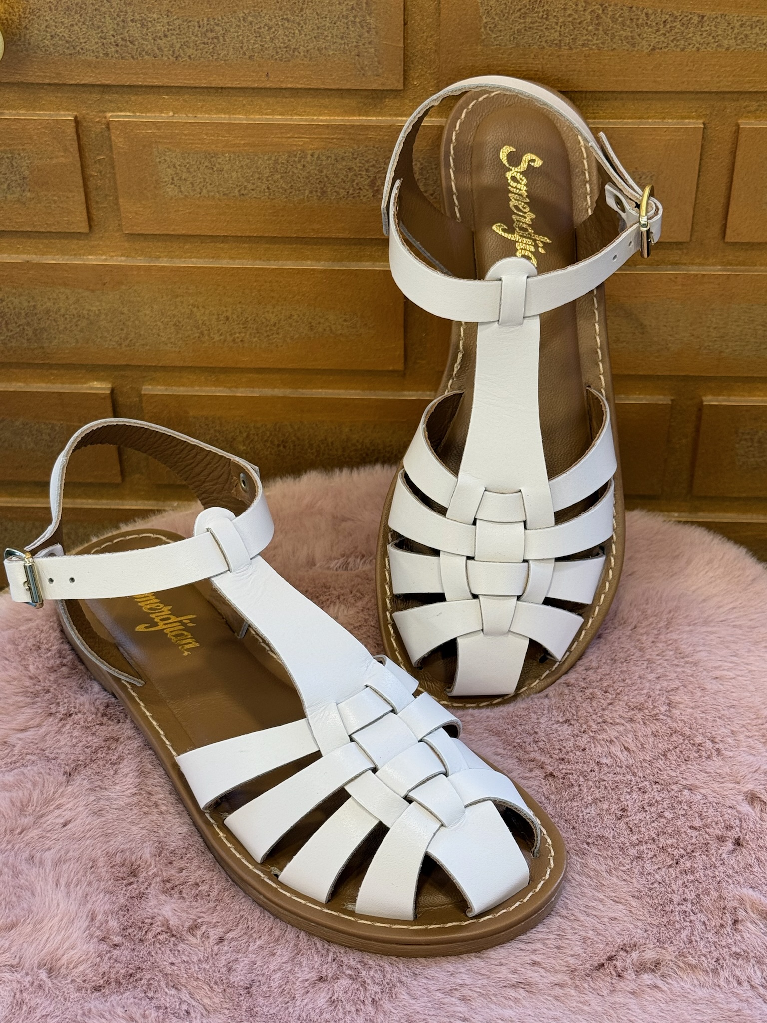 Craquez pour la sandale tout cuir blanc Semerdjian, 3520. Elle existe aussi en cuir platine.Venez les découvrir sur le site ou en boutique sur Arcachon.