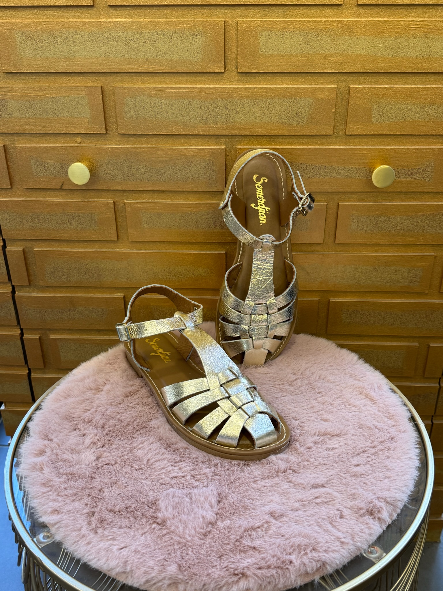 Craquez pour la sandale tout cuir platine Semerdjian, 3520. Elle existe aussi en cuir blanc.Venez les découvrir sur le site ou en boutique sur Arcachon.