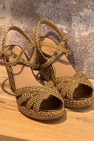 Le style à l'italienne c'est la promesse de la collection femme de la Marque Fiorina. Ce modèle tressé en raphia existe en platine et en bronze. Lequel aura votre préférence ? A découvrir sur le site ou en boutique sur Arcachon