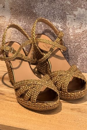 Le style à l'italienne c'est la promesse de la collection femme de la Marque Fiorina. Ce modèle tressé en raphia existe en platine et en bronze. Lequel aura votre préférence ? A découvrir sur le site ou en boutique sur Arcachon