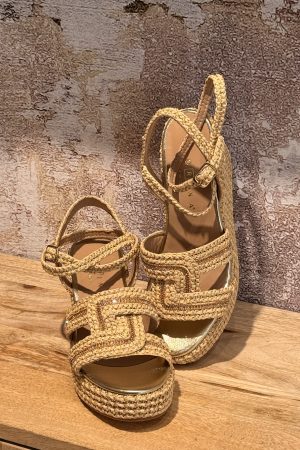 Le style à l'italienne c'est la promesse de la collection femme de la Marque Fiorina. Ce modèle tressé en raphia S182J791S . A découvrir sur le site ou en boutique sur Arcachon