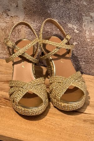 Le style à l'italienne c'est la promesse de la collection femme de la Marque Fiorina. Ce modèle tressé en raphia existe en platine et en bronze. Lequel aura votre préférence ? A découvrir sur le site ou en boutique sur Arcachon