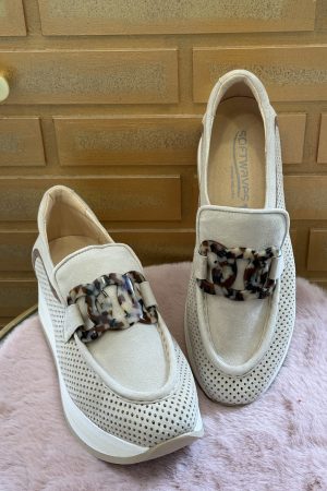 Découvrez les mocassins femme Softwaves Calyn en cuir désert, élégants et confortables pour le quotidien. Disponibles chez Euridys Chaussures à Arcachon.