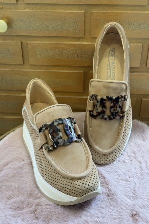 Découvrez les mocassins femme Softwaves Calyn en cuir noisette, élégants et confortables pour le quotidien. Disponibles chez Euridys Chaussures à Arcachon.