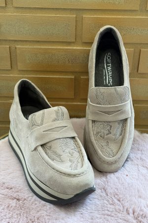 Découvrez les mocassins femme Softwaves Chelby cuir sahara beige, élégants et confortables pour le quotidien. Disponibles chez Euridys Chaussures à Arcachon.