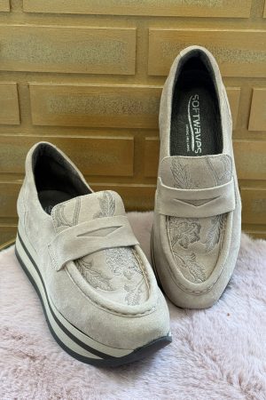 Découvrez les mocassins femme Softwaves Chelby cuir sahara beige, élégants et confortables pour le quotidien. Disponibles chez Euridys Chaussures à Arcachon.