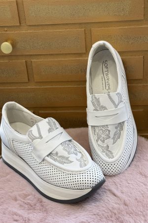 Découvrez les mocassins femme Softwaves Christal blanc et argent, élégants et confortables pour le quotidien. Disponibles chez Euridys Chaussures à Arcachon.