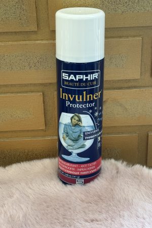 Découvrez la bombe imperméabilisante Saphir pour daim, nubuck et cuir velours, idéale pour protéger vos chaussures contre l’humidité et les taches. Disponible chez Euridys Chaussures à Arcachon.