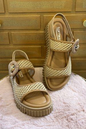 Découvrez les sandales femme Softwaves Italina en cuir noisette, élégantes et confortables pour l’été. Disponibles chez Euridys Chaussures à Arcachon.
