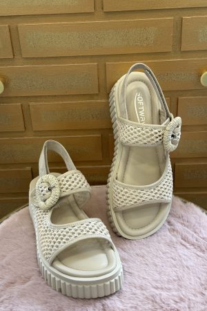 Découvrez les sandales femme Softwaves Italina en cuir amande, élégantes et confortables pour l’été. Disponibles chez Euridys Chaussures à Arcachon.
