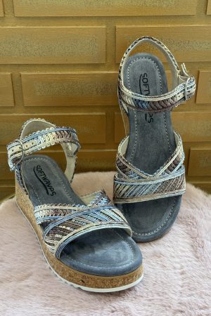 Découvrez les sandales femme Softwaves Vitoria en cuir et raphia bleu, élégantes et confortables pour l’été. Disponibles chez Euridys Chaussures à Arcachon.