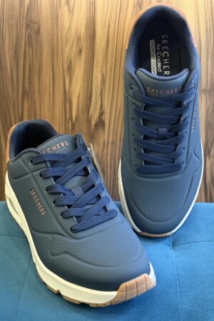 Découvrez les baskets homme Skechers Uno Suited On Air bleu marine, avec amorti Air visible et confort exceptionnel pour le quotidien. Disponibles chez Euridys Chaussures à Arcachon.