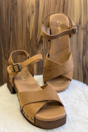 Découvrez les sandales femme Semerdjian Micol en croûte de cuir cognac, élégantes, confortables et idéales pour l’été. Disponibles chez Euridys Chaussures à Arcachon.