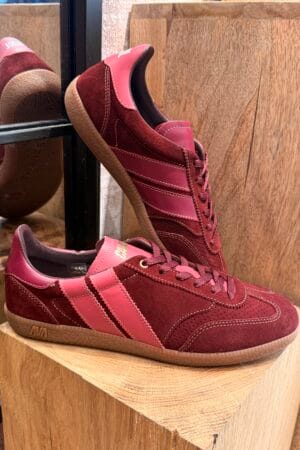Craquez pour la Burgundy crush de la série Pulse de chez Caval. Venez la découvrir et la sélection faite en boutique sur Arcachon ou sur notre boutique en ligne