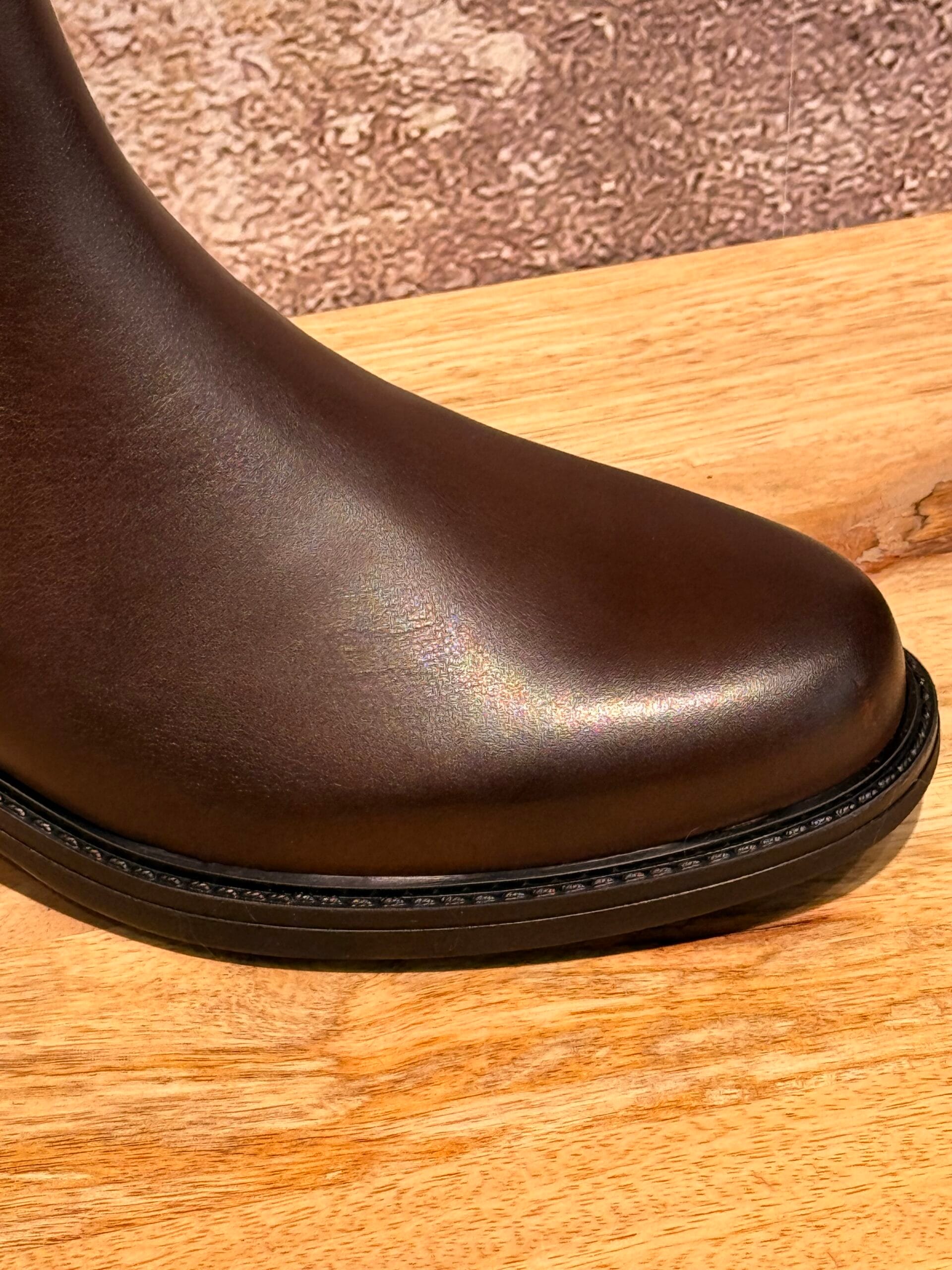 Craquez pour la Chelsea boots de la Marque We Do en cuir lisse. Le plus dur sera de choisir la couleur : l'intemporelle noire ou la tendance chocolat ?!