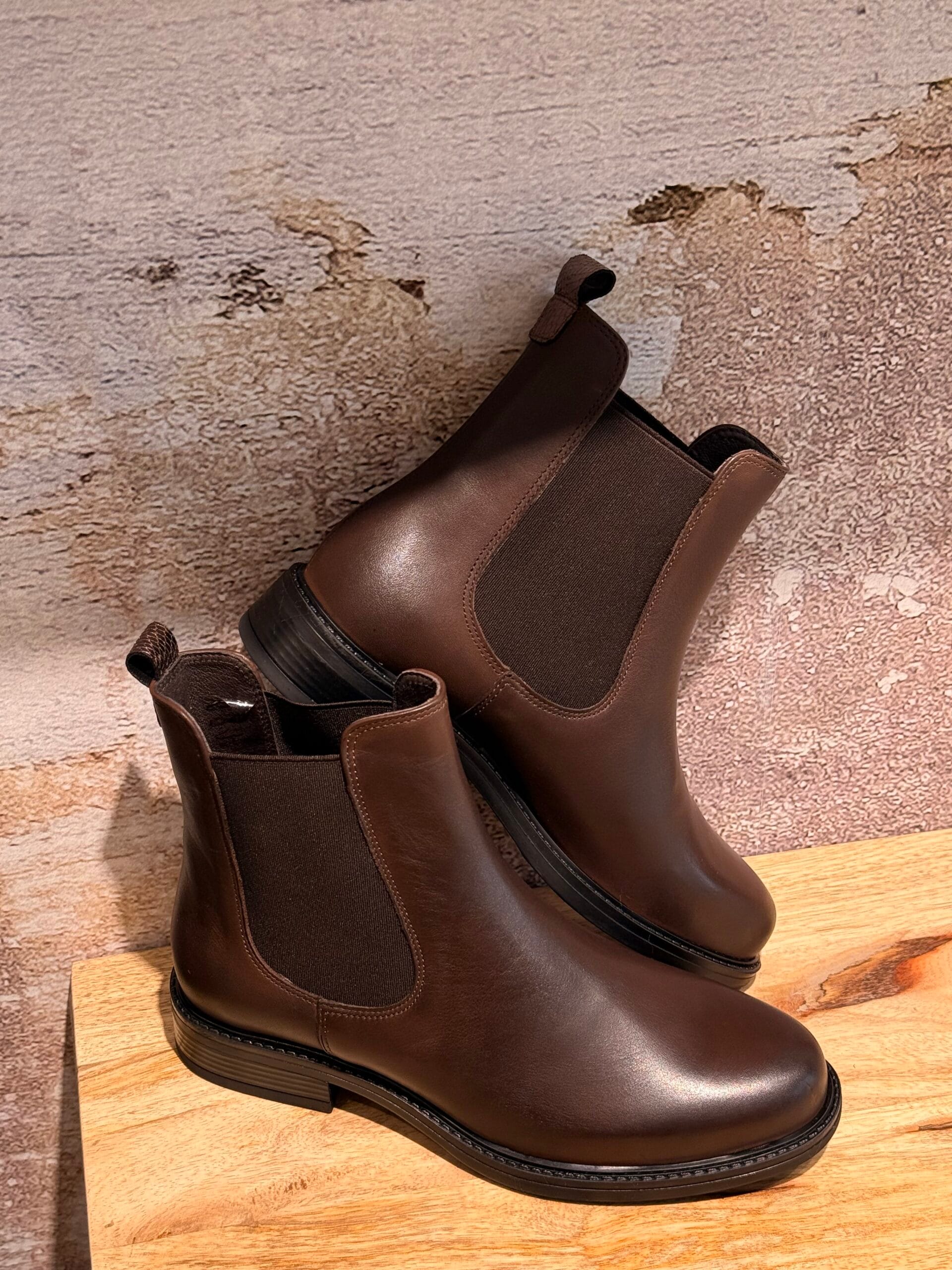 Craquez pour la Chelsea boots de la Marque We Do en cuir lisse. Le plus dur sera de choisir la couleur : l'intemporelle noire ou la tendance chocolat ?!