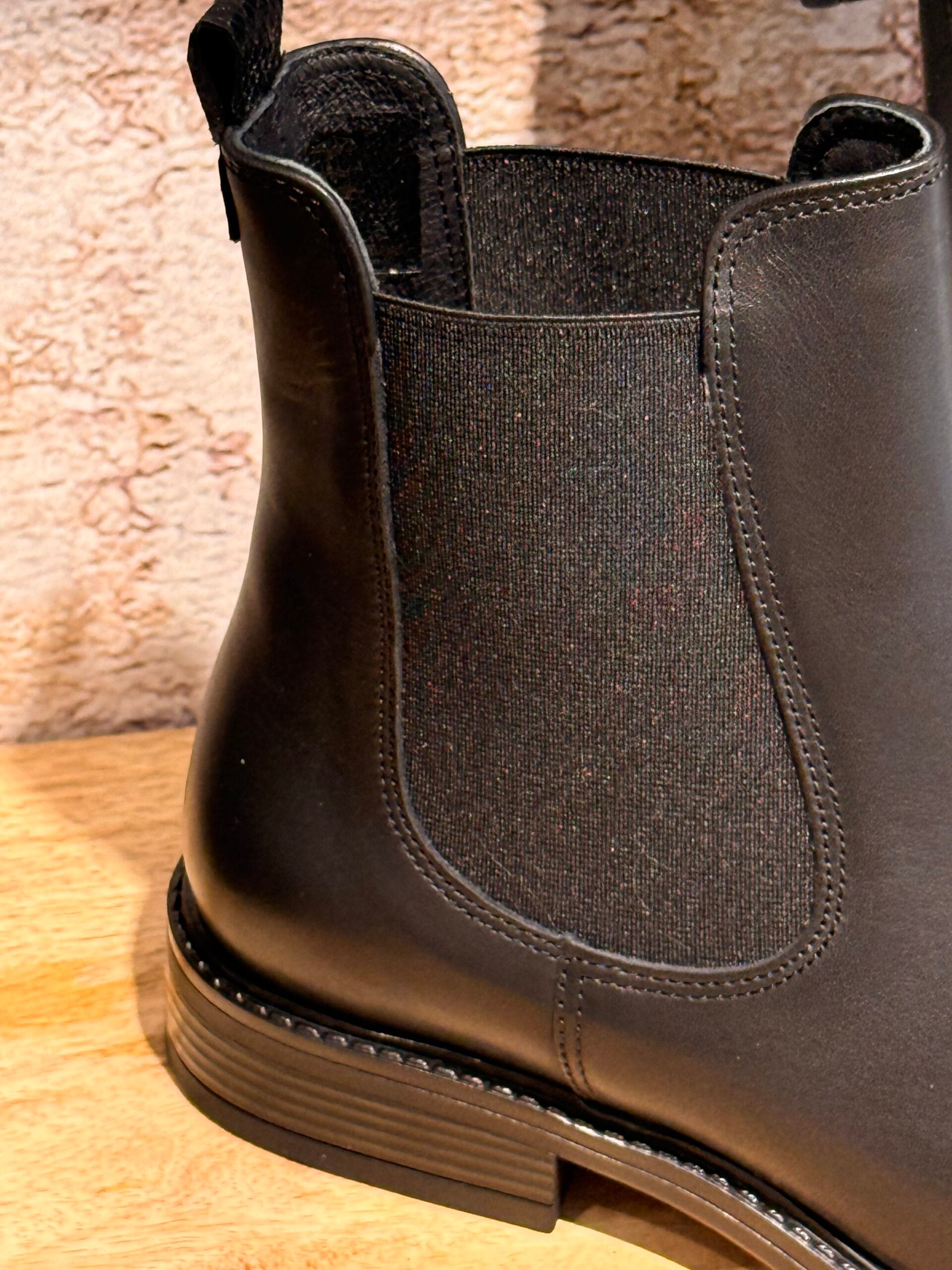 Craquez pour la Chelsea boots de la Marque We Do en cuir lisse. Le plus dur sera de choisir la couleur : l'intemporelle noire ou la tendance chocolat ?!