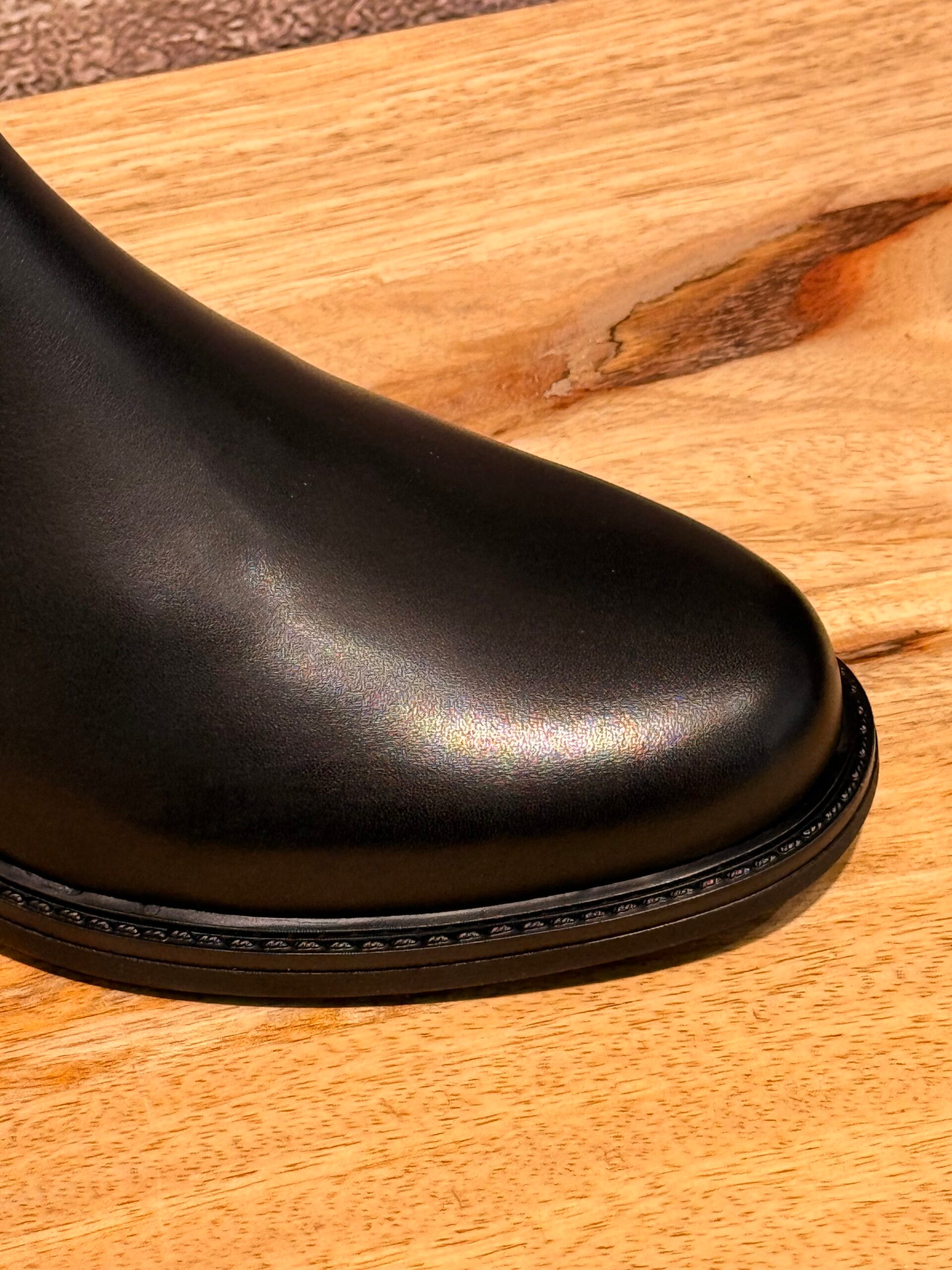 Craquez pour la Chelsea boots de la Marque We Do en cuir lisse. Le plus dur sera de choisir la couleur : l'intemporelle noire ou la tendance chocolat ?!