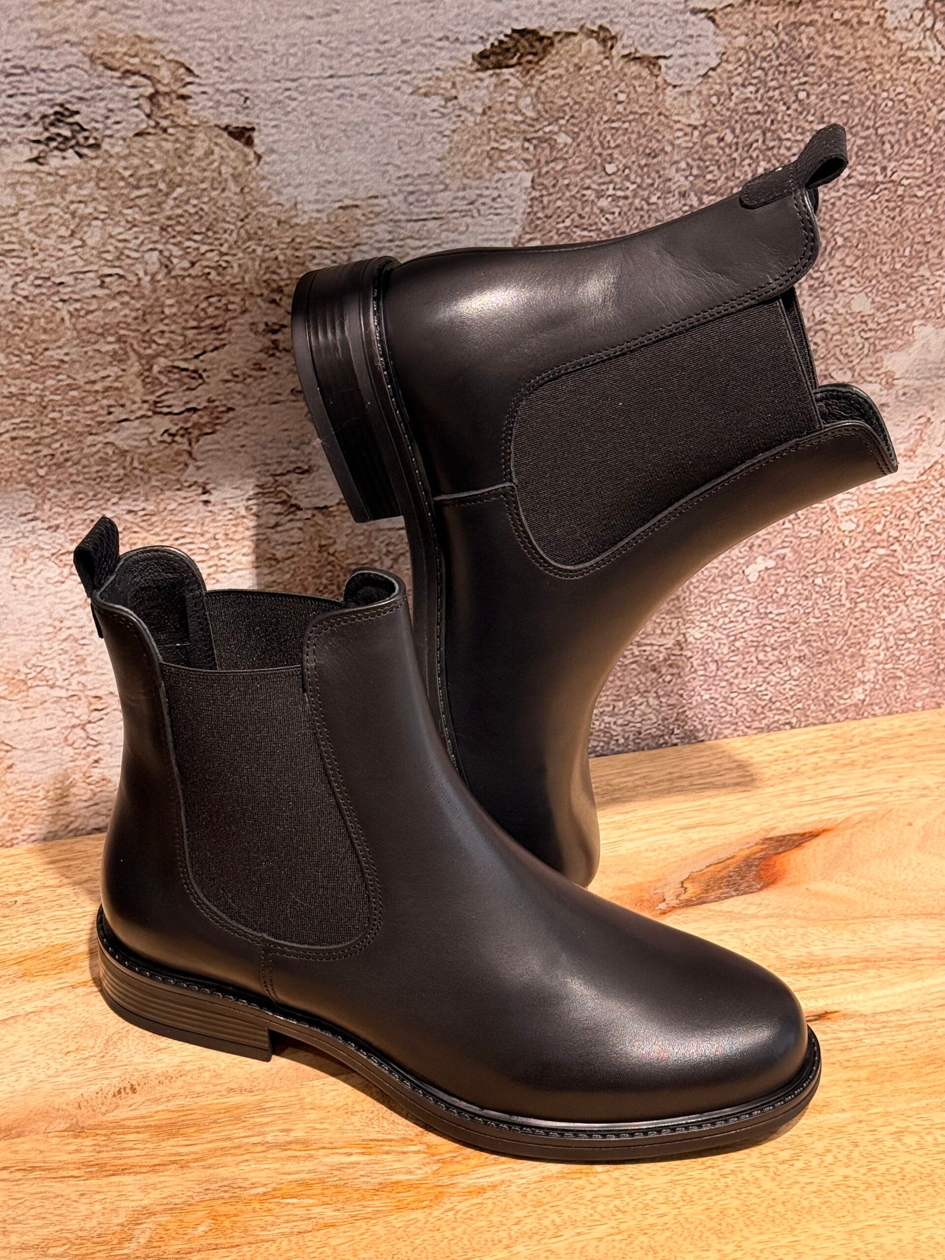 Craquez pour la Chelsea boots de la Marque We Do en cuir lisse. Le plus dur sera de choisir la couleur : l'intemporelle noire ou la tendance chocolat ?!