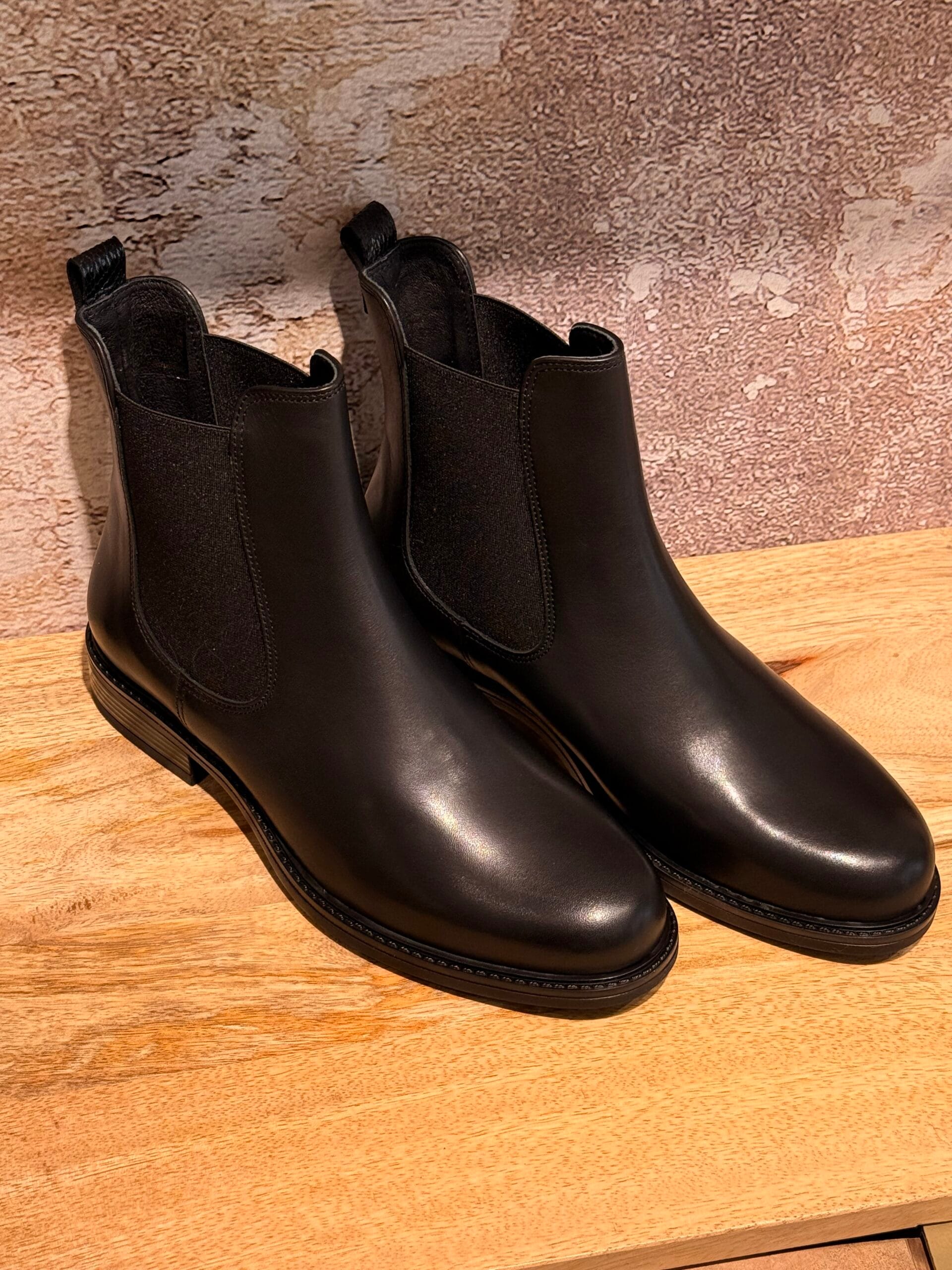 Craquez pour la Chelsea boots de la Marque We Do en cuir lisse. Le plus dur sera de choisir la couleur : l'intemporelle noire ou la tendance chocolat ?!
