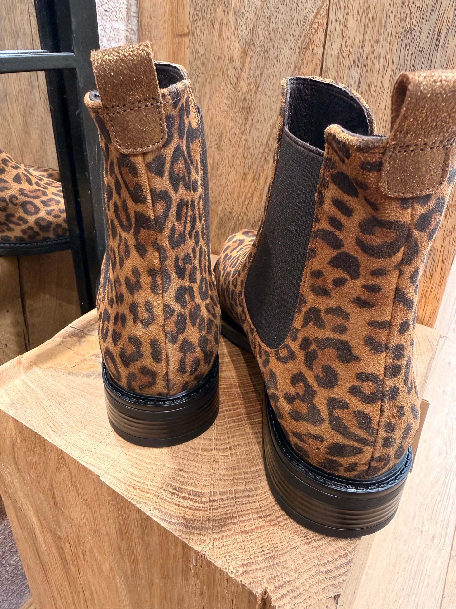 Craquez pour les Chelsea boots en cuir léopard de la Marque WE DO, à découvrir dans notre boutique sur Arcachon ou dans la boutique en ligne