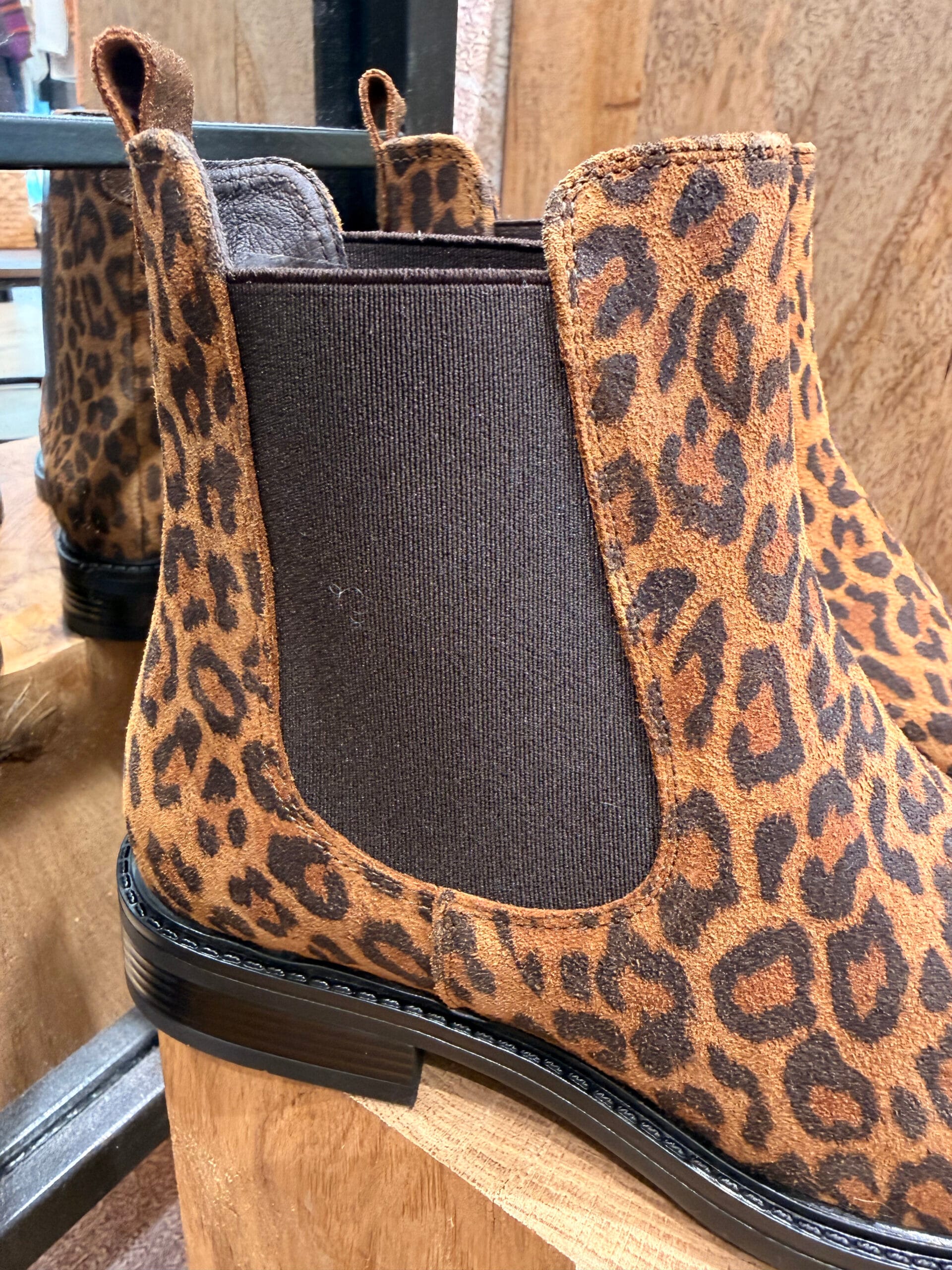 Craquez pour les Chelsea boots en cuir léopard de la Marque WE DO, à découvrir dans notre boutique sur Arcachon ou dans la boutique en ligne