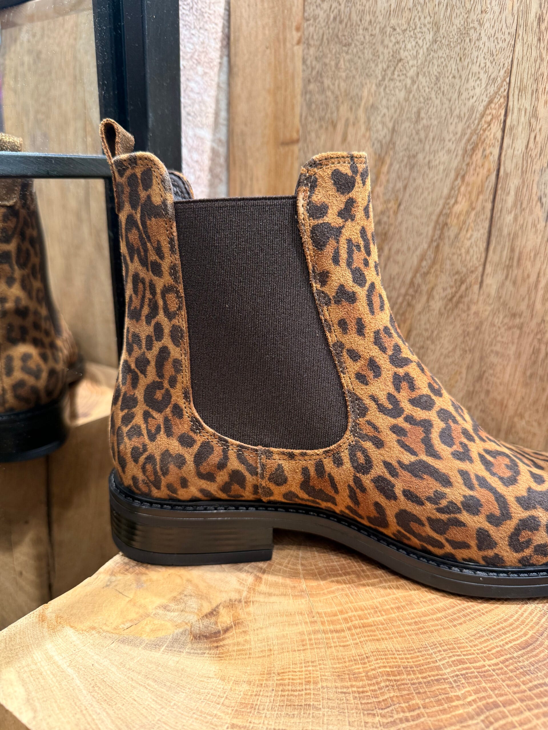 Craquez pour les Chelsea boots en cuir léopard de la Marque WE DO, à découvrir dans notre boutique sur Arcachon ou dans la boutique en ligne