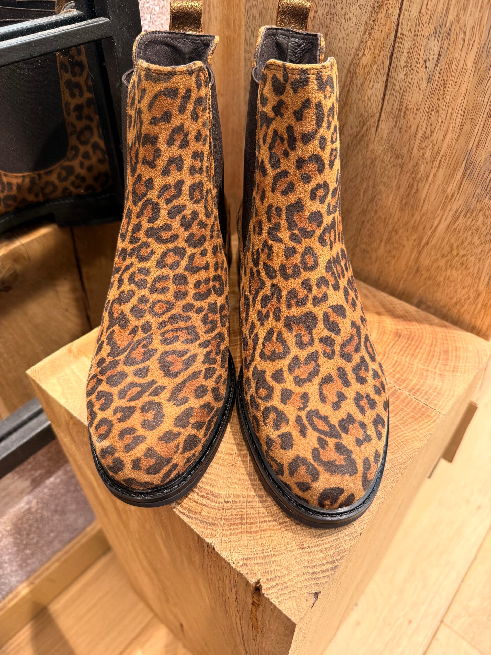 Craquez pour les Chelsea boots en cuir léopard de la Marque WE DO, à découvrir dans notre boutique sur Arcachon ou dans la boutique en ligne