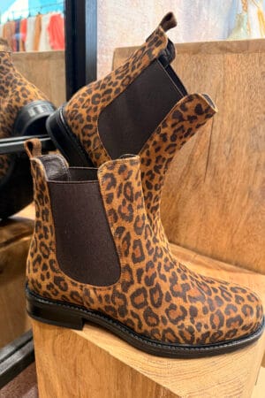Craquez pour les Chelsea boots en cuir léopard de la Marque WE DO, à découvrir dans notre boutique sur Arcachon ou dans la boutique en ligne