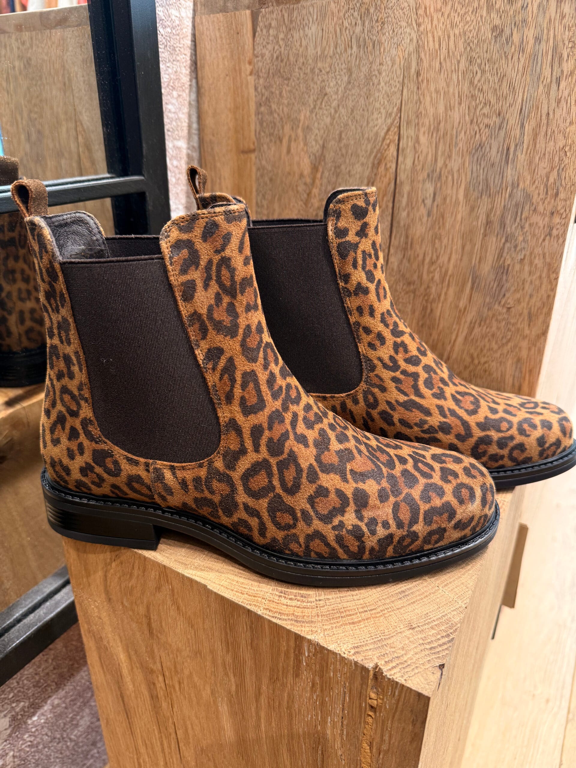 Craquez pour les Chelsea boots en cuir léopard de la Marque WE DO, à découvrir dans notre boutique sur Arcachon ou dans la boutique en ligne
