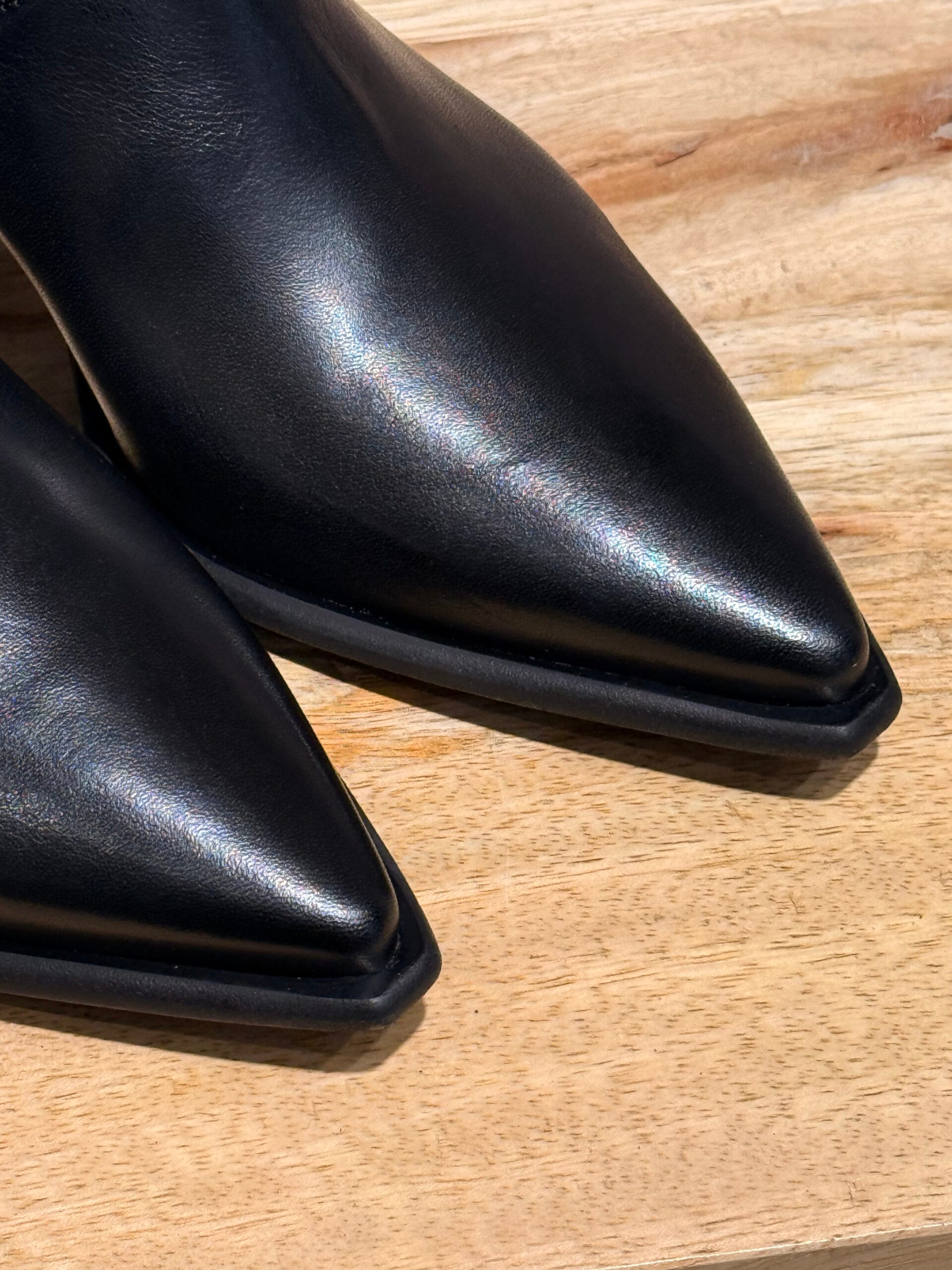 Craquez pour la boots femme Semerdjian Toronto en cuir noir, fabriquée en Italie. Elle est à découvrir en ligne ou en boutique sur Arcachon