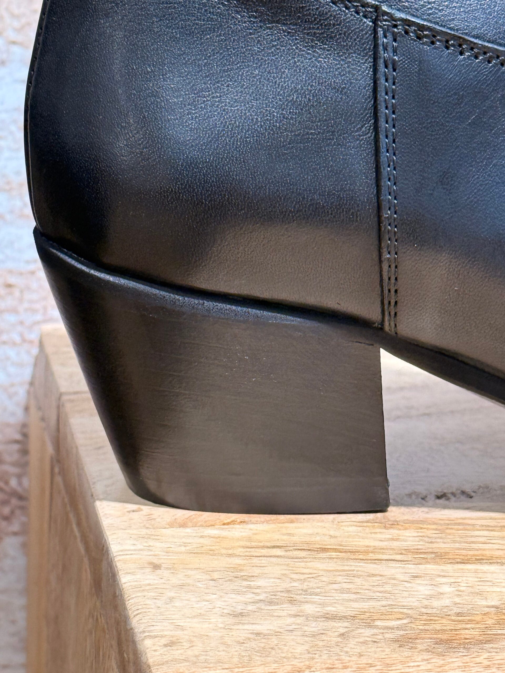 Craquez pour la boots femme Semerdjian Toronto en cuir noir, fabriquée en Italie. Elle est à découvrir en ligne ou en boutique sur Arcachon