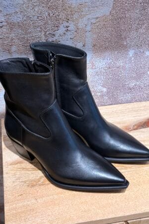 Craquez pour la boots femme Semerdjian Toronto en cuir noir, fabriquée en Italie. Elle est à découvrir en ligne ou en boutique sur Arcachon