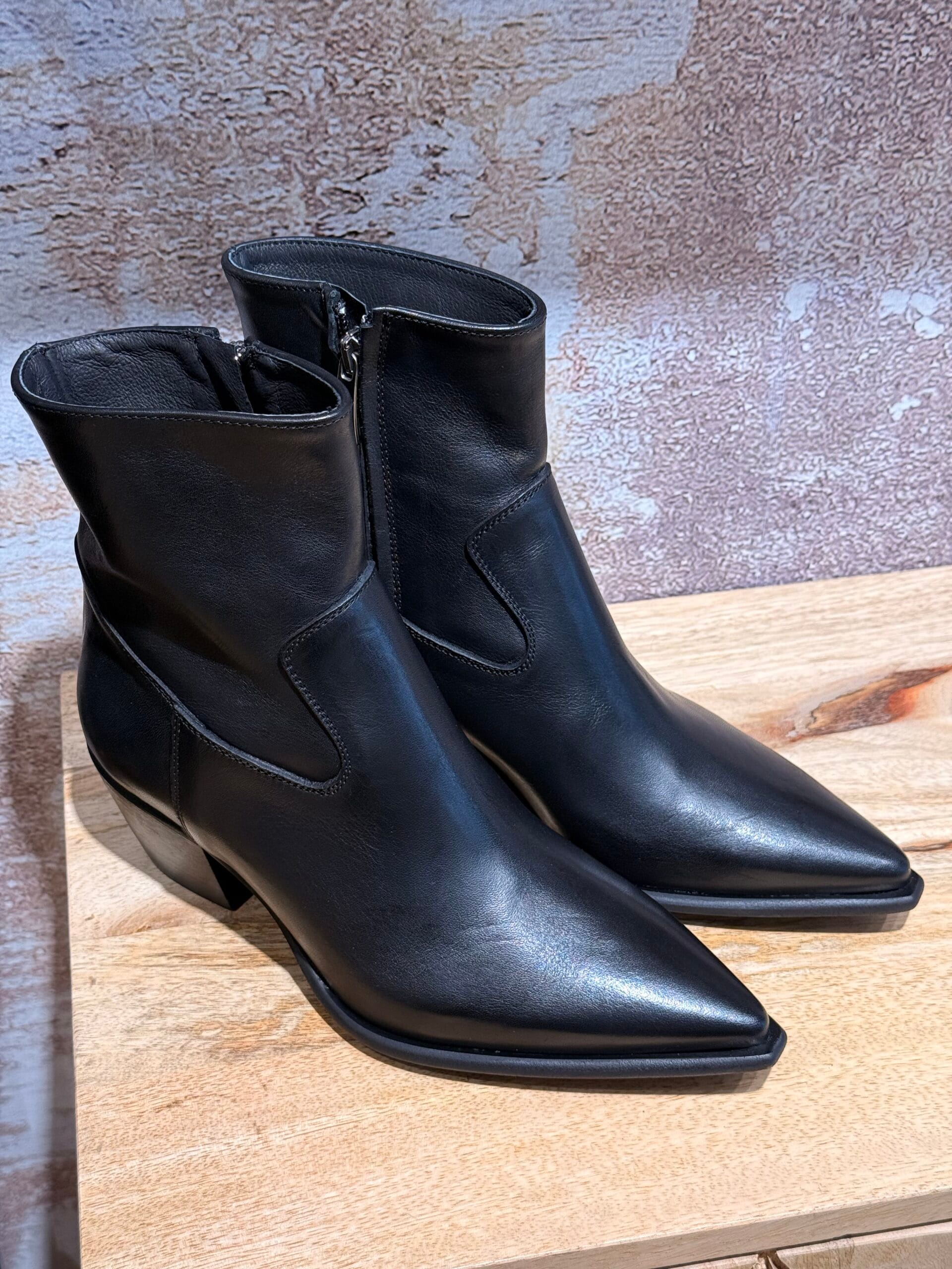 Craquez pour la boots femme Semerdjian Toronto en cuir noir, fabriquée en Italie. Elle est à découvrir en ligne ou en boutique sur Arcachon