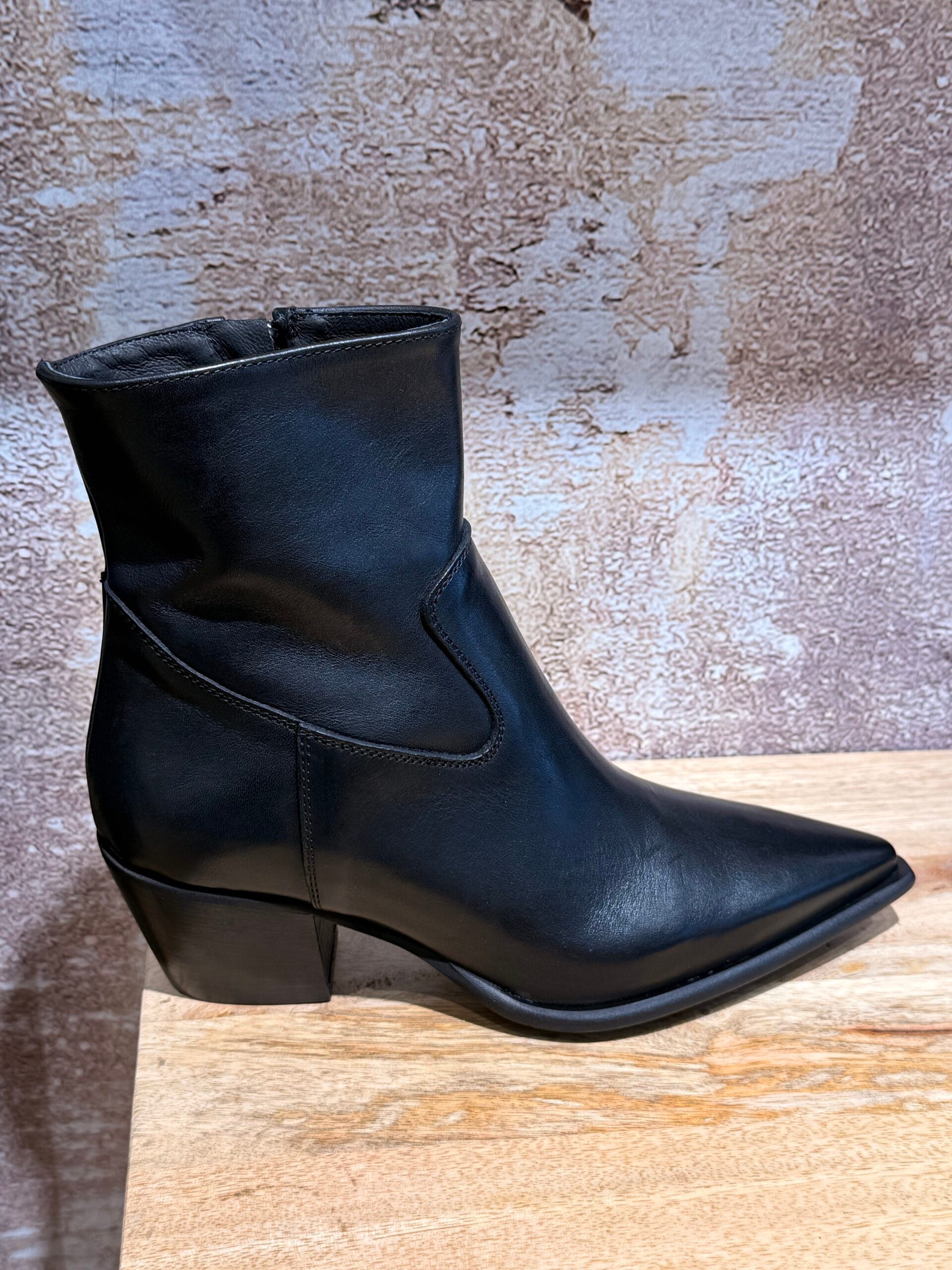 Craquez pour la boots femme Semerdjian Toronto en cuir noir, fabriquée en Italie. Elle est à découvrir en ligne ou en boutique sur Arcachon