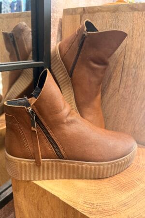 Craquez pour la boots tout cuir de la Marque Follia Dolce, dans sa version couleur Havane