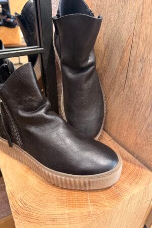 Craquez pour la boots femme tout cuir de la Marque Follia Dolce.