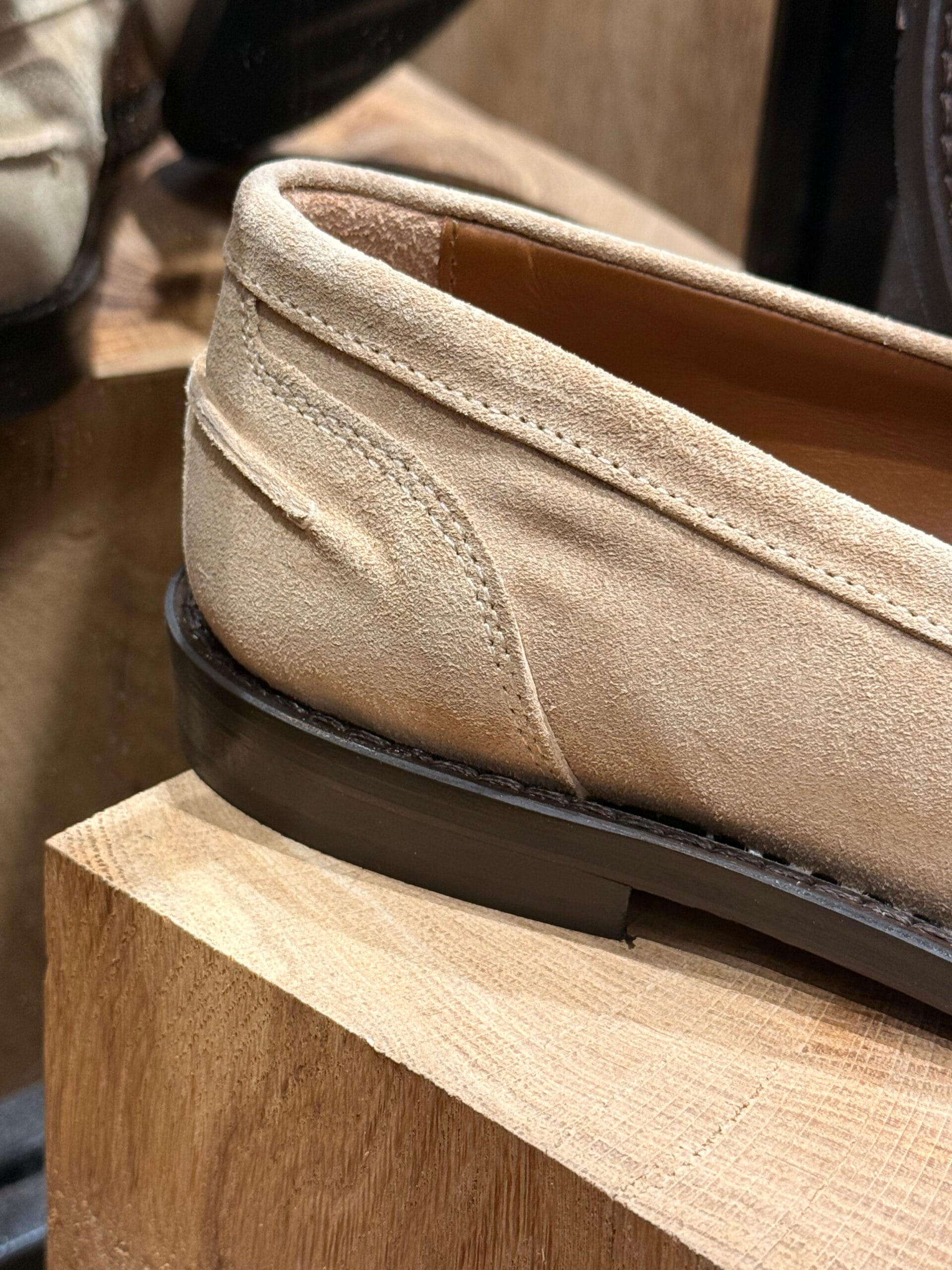 Craquez pour le mocassin femme sable de la Marque Semerdjian.