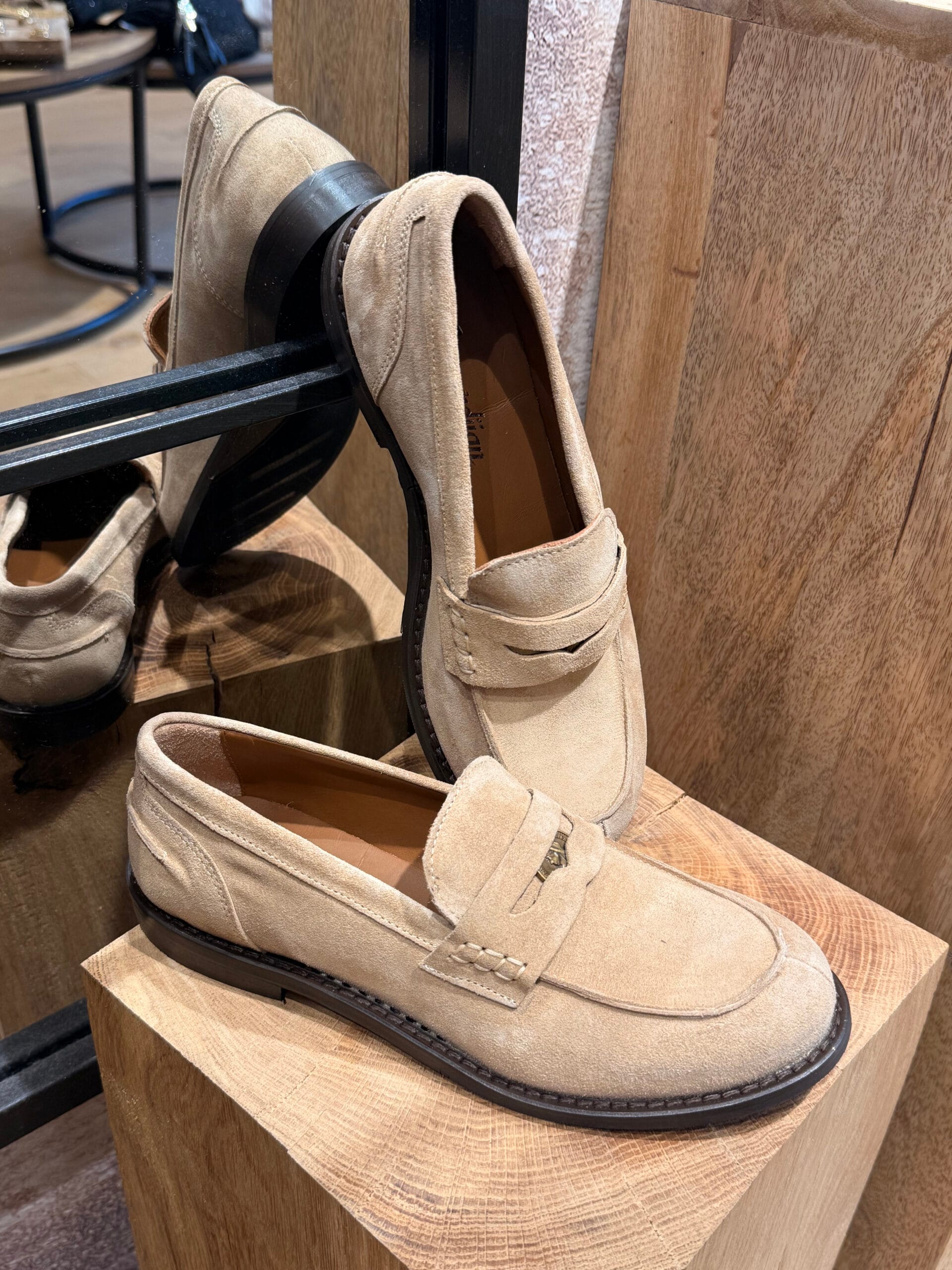 Craquez pour le mocassin femme sable de la Marque Semerdjian.