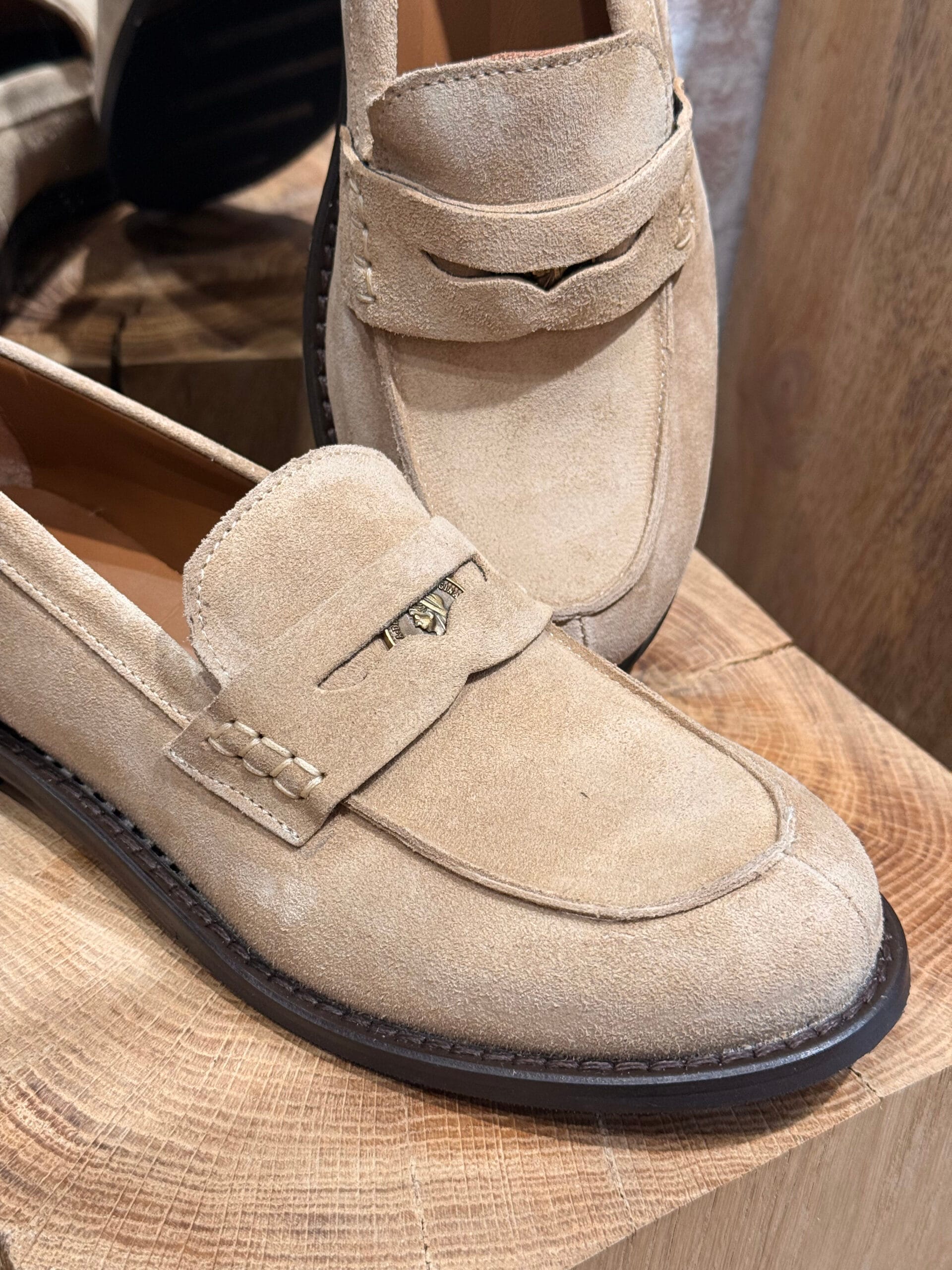 Craquez pour le mocassin femme sable de la Marque Semerdjian.