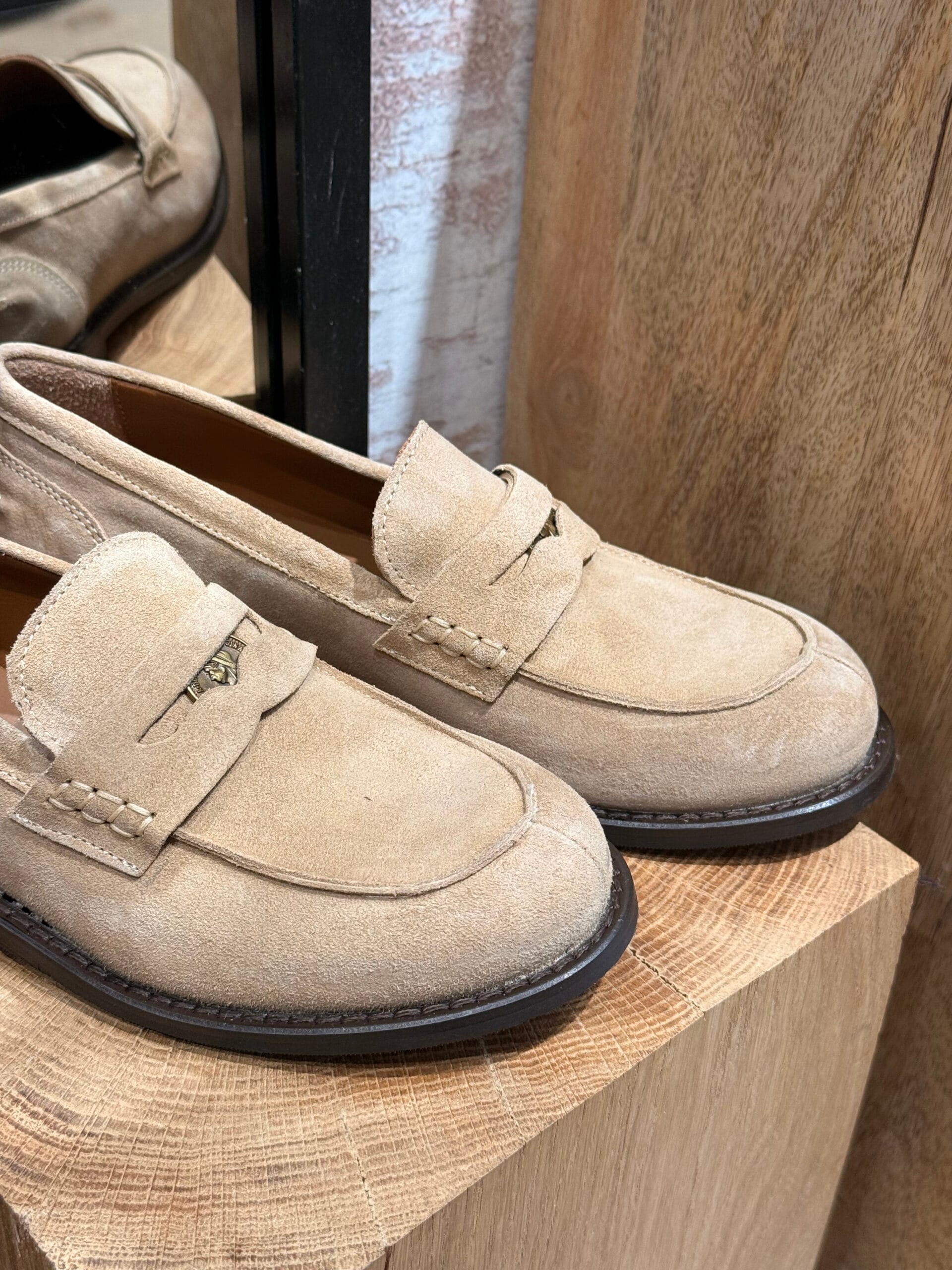 Craquez pour le mocassin femme sable de la Marque Semerdjian.