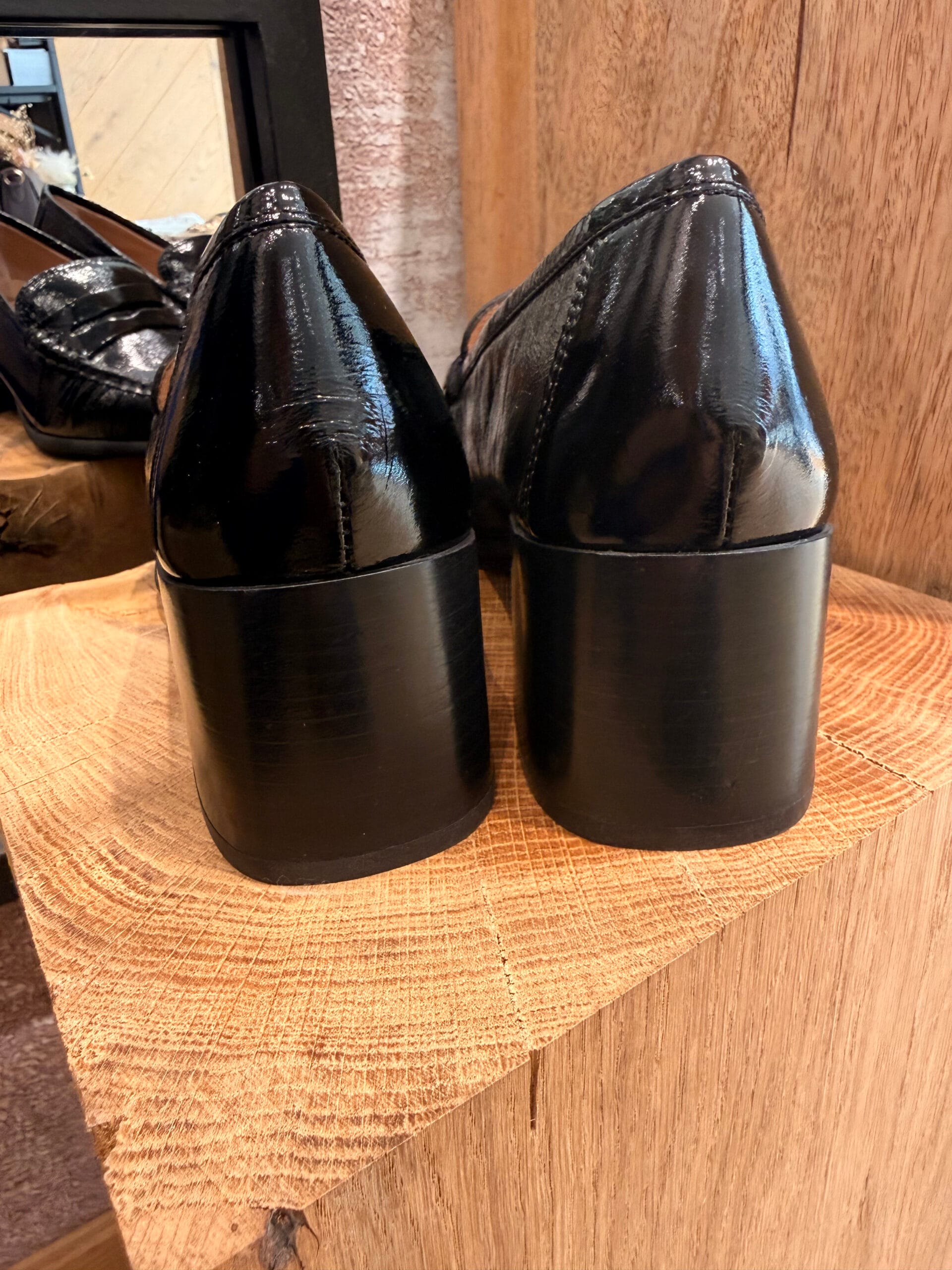 Craquez pour les mocassins femme à talon vernis de chez Unissa. A découvrir en ligne et dans notre boutique au centre ville d'Arcachon