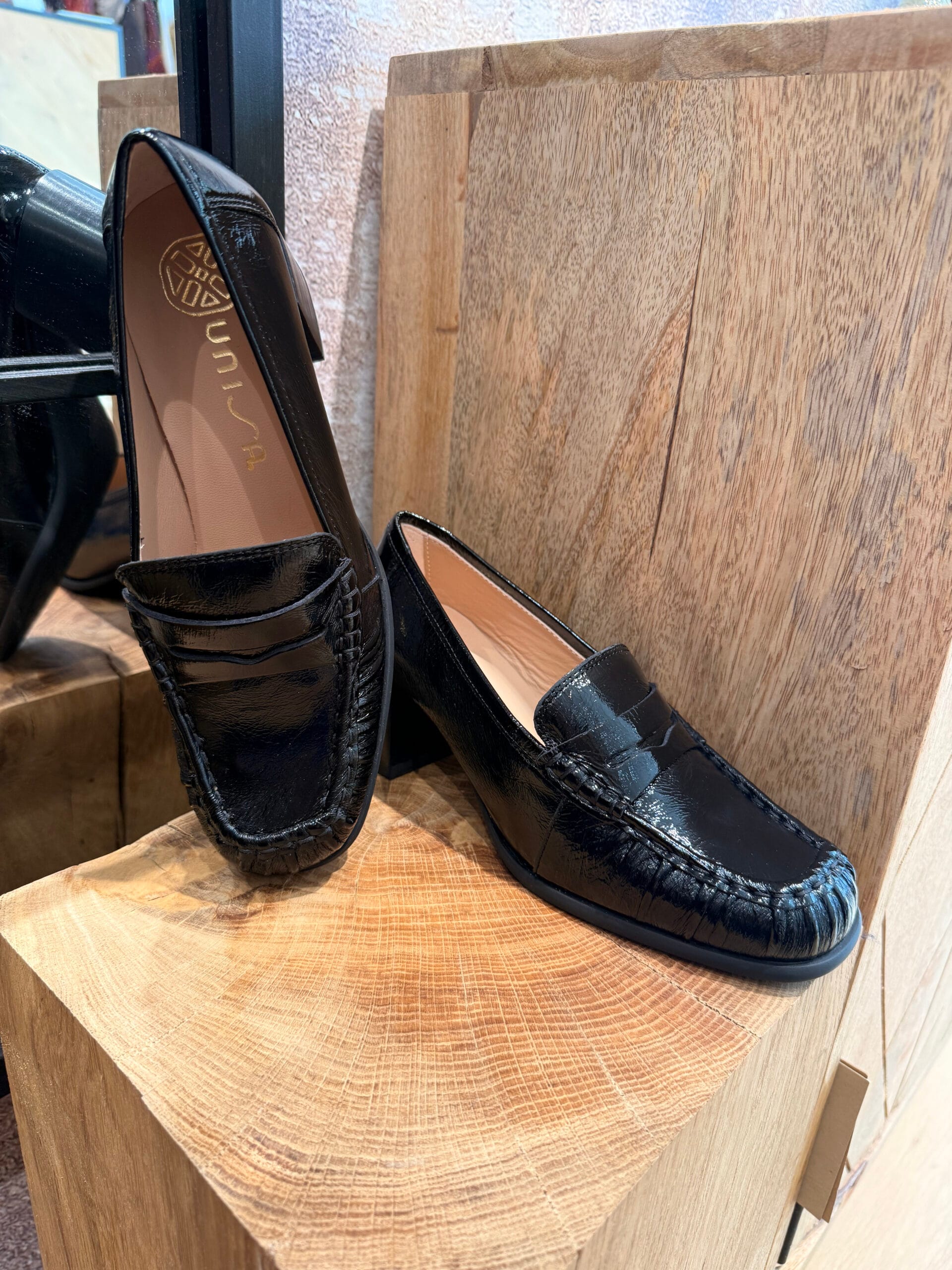 Craquez pour les mocassins femme à talon vernis de chez Unissa. A découvrir en ligne et dans notre boutique au centre ville d'Arcachon