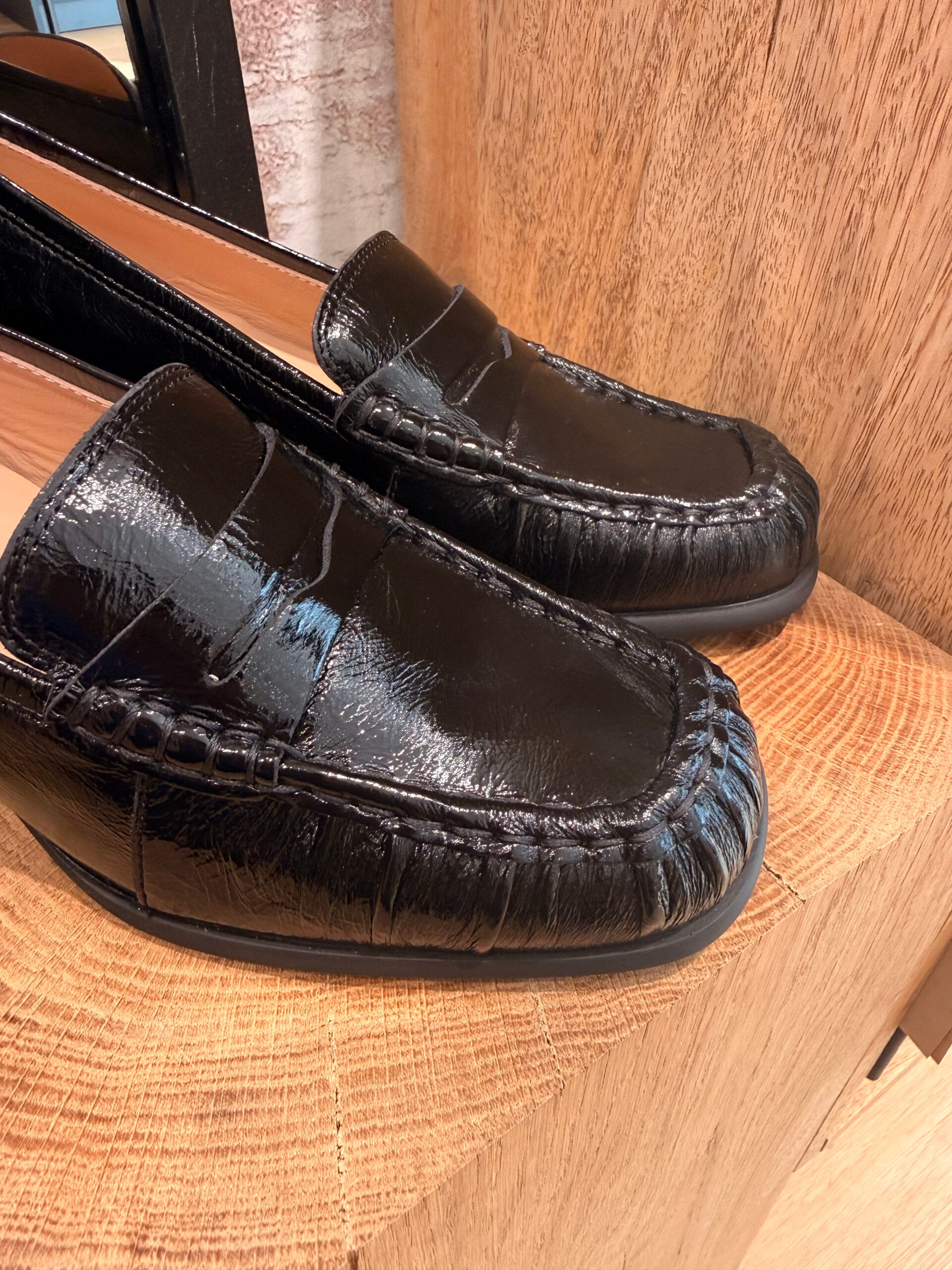 Craquez pour les mocassins femme à talon vernis de chez Unissa. A découvrir en ligne et dans notre boutique au centre ville d'Arcachon