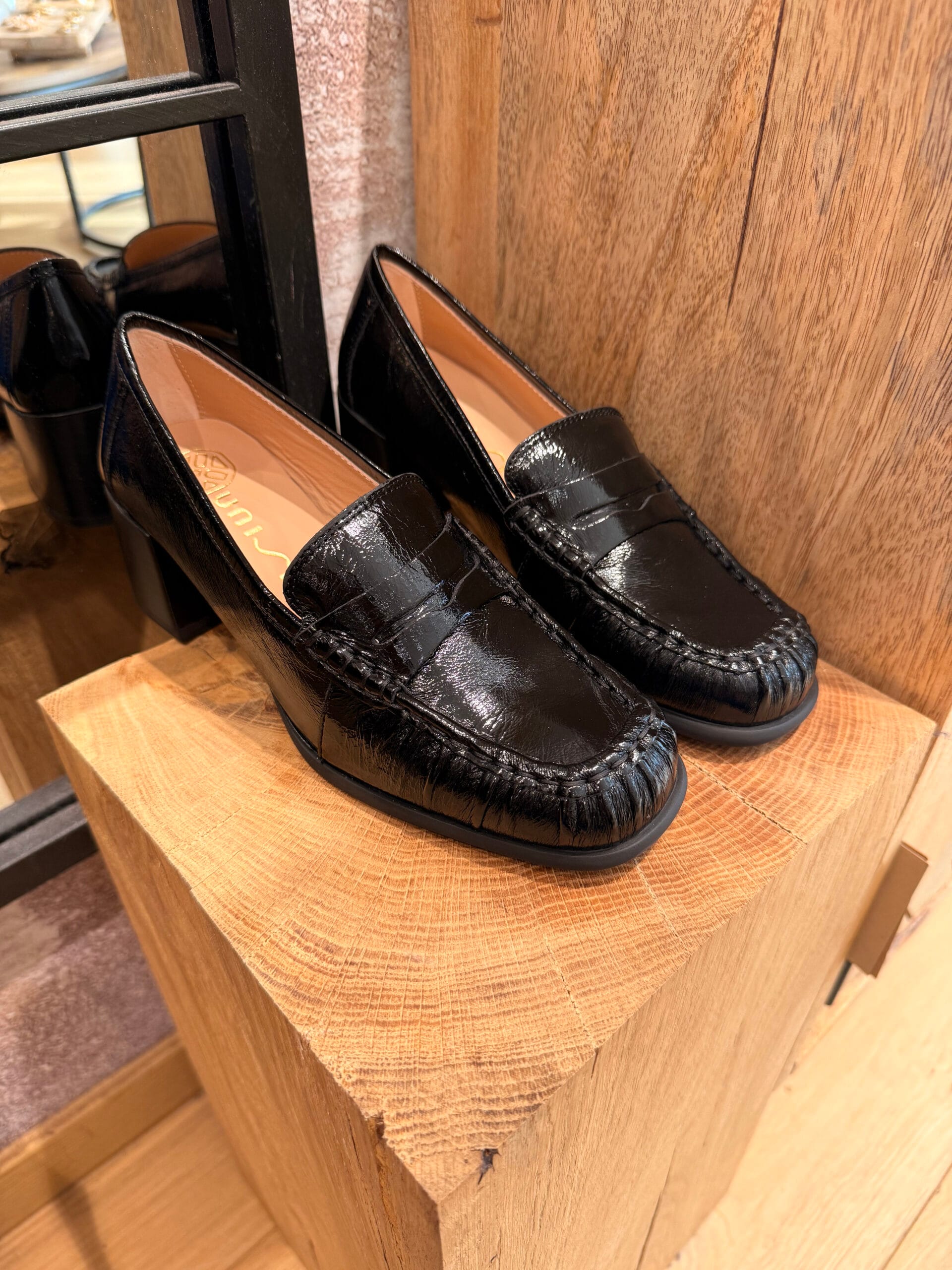 Craquez pour les mocassins femme à talon vernis de chez Unissa. A découvrir en ligne et dans notre boutique au centre ville d'Arcachon