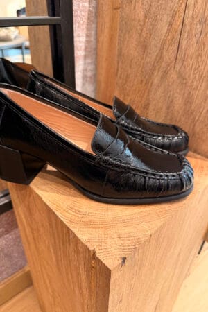 Craquez pour les mocassins femme à talon vernis de chez Unissa. A découvrir en ligne et dans notre boutique au centre ville d'Arcachon