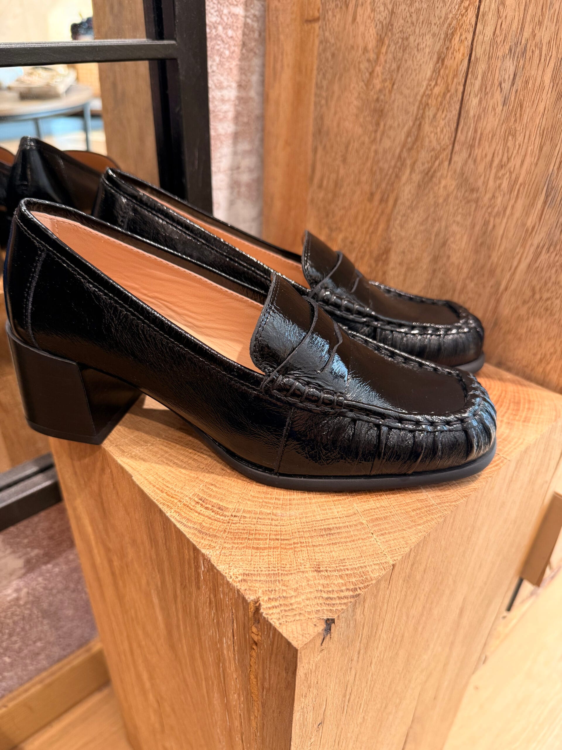 Craquez pour les mocassins femme à talon vernis de chez Unissa. A découvrir en ligne et dans notre boutique au centre ville d'Arcachon